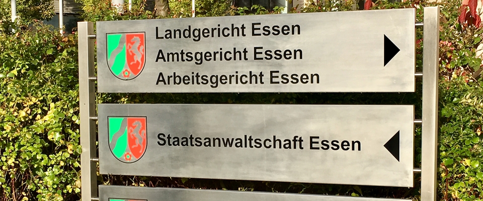 Hinweisschild zu den Behörden